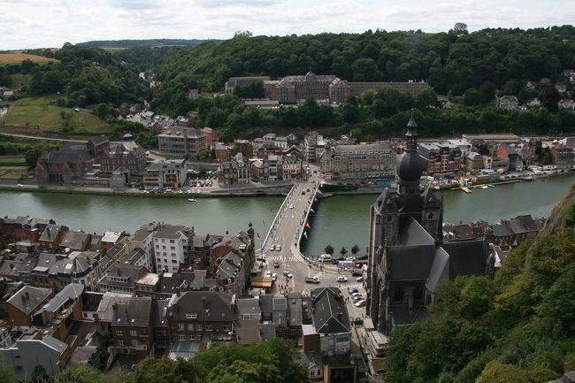 さて、お腹も満たされたらまたシタデルへ。<br /><br />今度もまたケーブルカーで上に上ります。<br /><br />ケーブルカーの列に並んでいたら、後ろでまた私たちの事を某国人と言いながら某国について語るファミリーがいましたが、話の内容が可笑しすぎて、旦那と一緒に思わず笑ってしまいました。本人たちは本気のようでしたが。<br /><br />本当にアジアに関しては何も知らないんだな〜と思う反面、知らないなら知った被って語らなければいいのにとも思いますね。子供に良くないですからね。