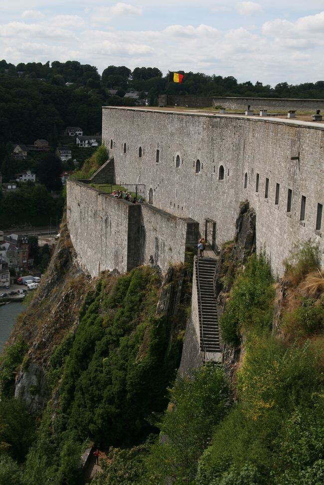 帰る前にもう一度シタデルの風景を階段入りで眺めて…<br /><br />いよいよ今回の最終目的地であるブリュッセルに向かいましょう。<br />