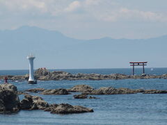 海上には近くの森戸神社の鳥居が見えいい風景ですね。
