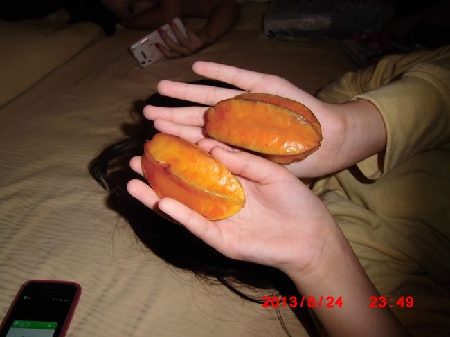 ツアー参加の子どもたちにスターフルーツくれました