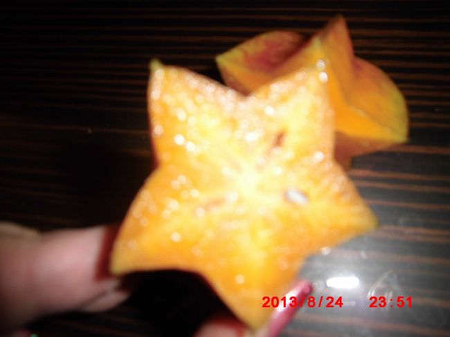 切ってみると星だ！<br />味はスモモ、食感はリンゴって感じ