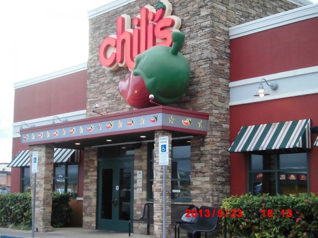 chilisで夕食<br /><br />とうがらしのマークだから辛いものばかりなのかしら？<br />うちの小学生は食べるものないのかしら？<br />と、気になりながら行けずにいた念願のchilis!<br /><br />メニューは普通のファミレスとかわりない感じ<br />小学生でも大丈夫<br /><br />日本人、全くいませんでした。<br /><br /><br /><br />