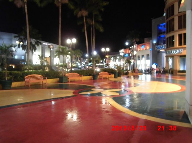 バスでホテルに戻り、ちょっと周辺をぶらり<br /><br />前回(ガーデンヴィラ)、前々回(オンワード)は、夕食終えたらホテルに戻って部屋でまったりだったけど<br />今回は、夕食終えた後もお店の閉店時間ぎりぎりまでショッピングできる！<br />プラザホテルにして正解だった！