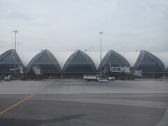 １１年振りのバンコクです。
当時はドンムアン空港でしたので、今回初めてスワンナプーム空港に降り立ちます。
