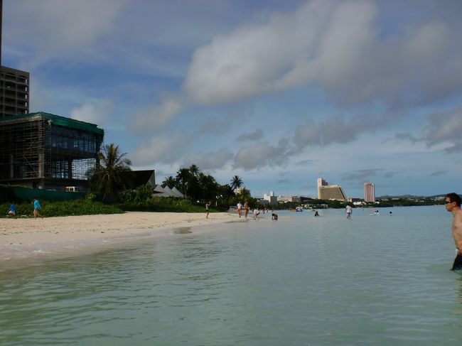 前日の雨のせいか、海の透明度はイマイチ。<br />