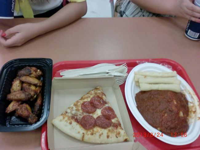 Kマートのピザ屋さん<br />楽しみにしていたラザニア食べました！<br /><br />食べた後は、Kマートでガッツリお買い物