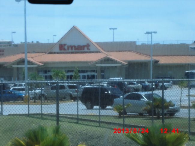 ビーチとプールの次は、ランチ&amp;ショッピング！<br />Kマートへgo!