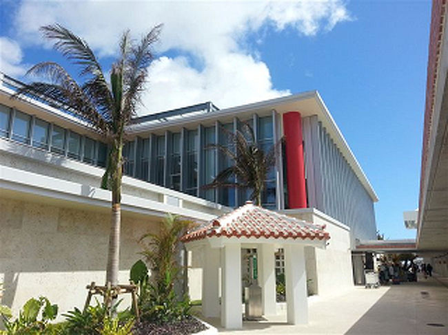 正面玄関。<br /><br />南国リゾート感たっぷりです、立派です。<br /><br />どうしても前の空港と比べてしまい、本当に石垣に来たのか戸惑います。