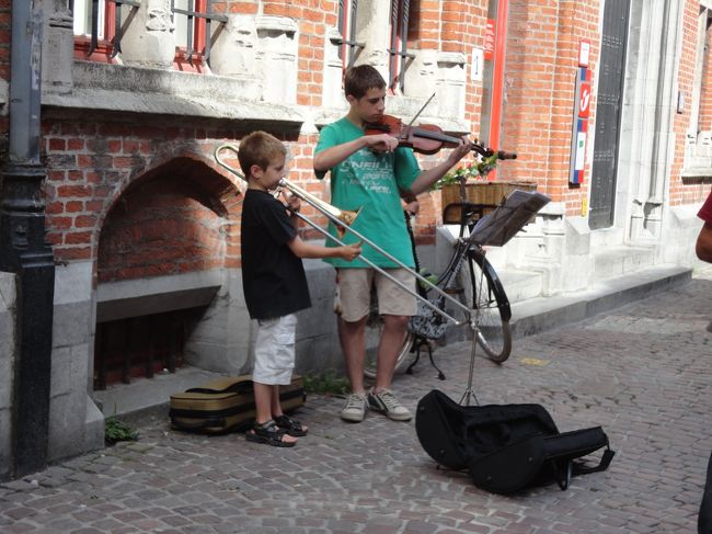 この２人、ヴァイオリンは上手でないのですが、結構たくさんの人がお金をいれていました。