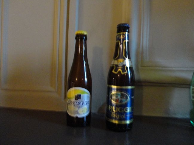 今日のお風呂上りは、ブルージュトリプル１．７５ユーロとヒューガルテンシトロン１．８ユーロ<br />昼食を食べすぎたので、夕食は無しです。