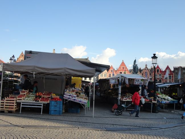水曜日はマルクト広場で朝市が開かれるというので来てみました。