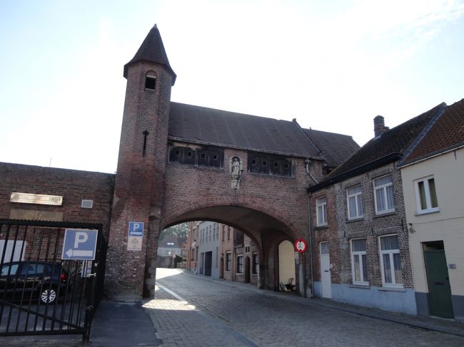 観光客が押し寄せないうちに、街歩きを楽しみます。