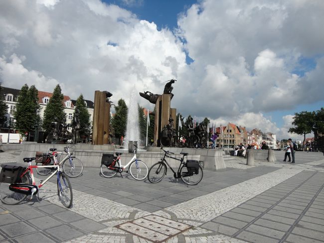 ザンド広場<br />今日はこれからお隣のダムに行ってランチしてきます。<br />ブルージュの街は１０時を過ぎたあたりからから一気に観光客で溢れます。