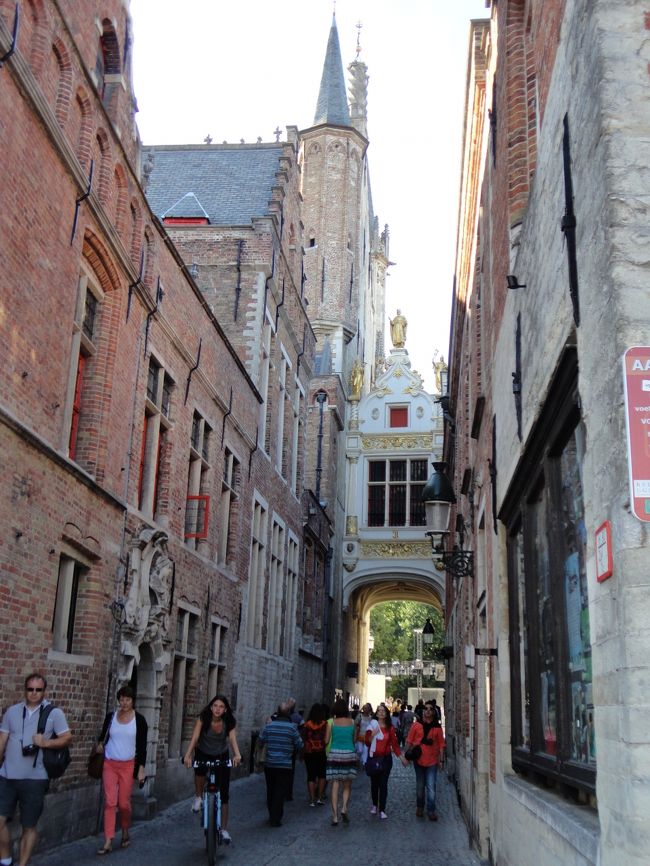 右旧裁判所、左市庁舎<br />ブルグ広場から魚市場方面につながっています。