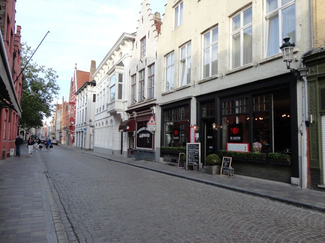 デ・ガストロ<br />ムール貝とワインのセットで２３ユーロ、ビール３・６ユーロ。全部で２６・６ユーロでした。雰囲気、味総合して安いと思いました。<br />ぜひお薦めです。