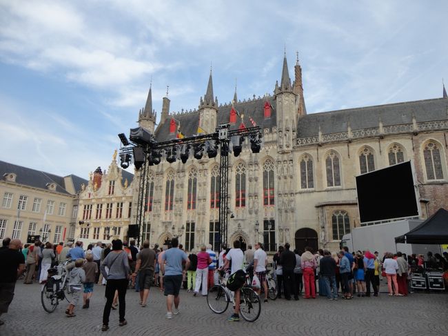 ブルグ広場で、催し物のリハーサル（？）をしていました。