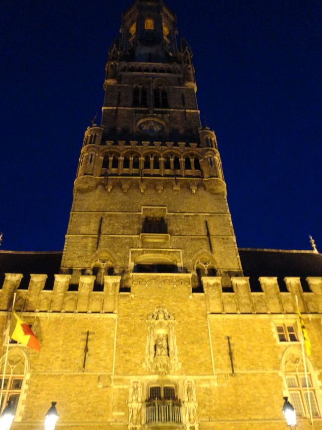 鐘楼でも２１：００からカリヨンコンサート。<br />中庭で聞いていましたが、音色は広場に響き渡ります。