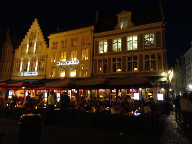 鐘楼横のレストランにも人がいっぱい・・・<br />昨夜は暗くなりかけた頃には人がまばらになり、とてもさみしい感じがしましたが、今日は暗くなっても人出がすごいです。明日が祭日だからでしょうか・・・