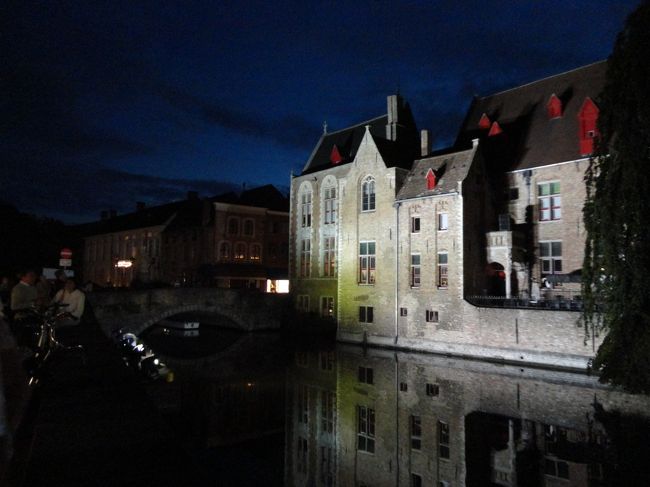 川面は昼間の喧騒から一転して、夜の静けさに覆われていました。<br />夜の静かなブルージュは素敵です。