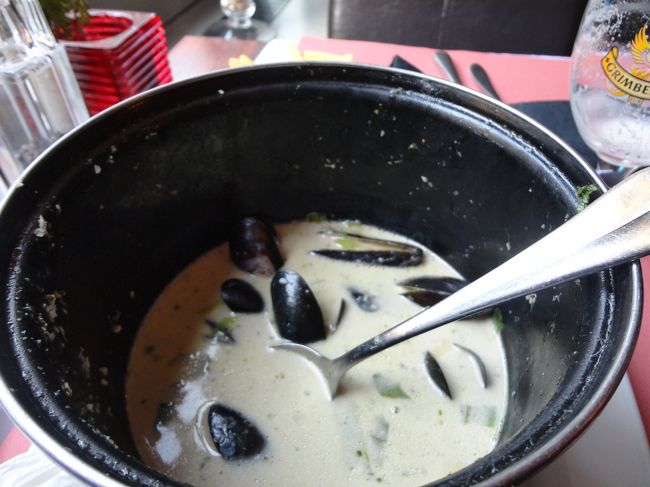 私の人生の中で、こんなにムール貝を食べられる機会はそうないだろう・・・と、すご〜く頑張りましたが、もう少しが食べられません。<br />このムール貝、見た目よりはかさがある分減っていきますが、何せ鍋いっぱいなので・・・