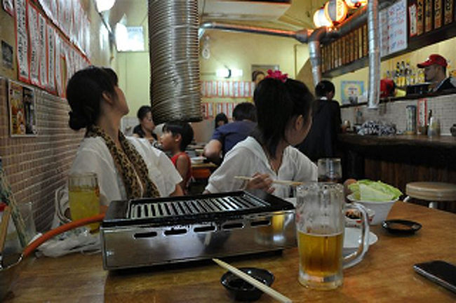 この写真はお店の入口に一番近い席から撮った写真。<br />カウンターとテーブル席のみで、座席数は16くらい。<br />予約しておくのをオススメします。