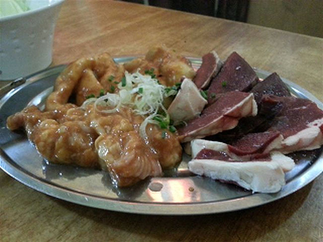 こちらはホルモン。<br />セット盛りもありましたが、単品で。<br />こちらのお店はホルモンが美味しいことでも有名なので、是非。<br />