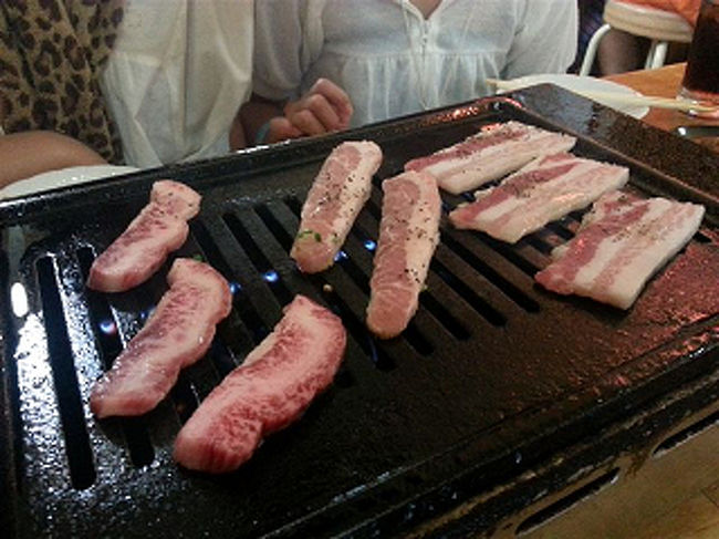 見慣れたバイキング系お肉とは違うのは一目瞭然。<br />そりゃぁ、美味かったです。