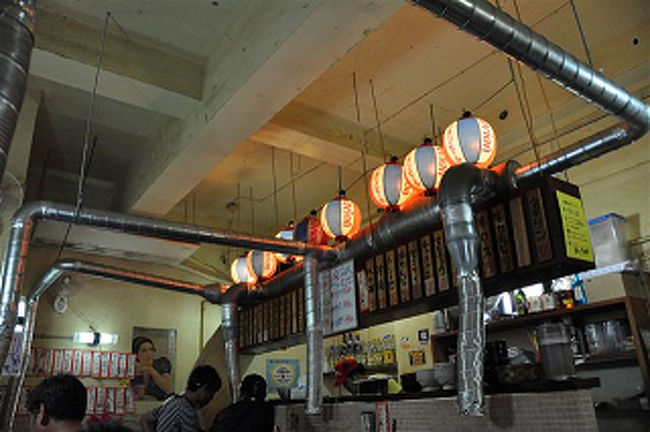 お店の雰囲気は、<br />食べログなんかのレビューで書かれている通り、ガード下にありそうな煙モクモク系焼肉屋といった感じかな？