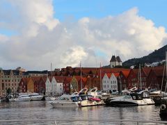 ベルゲン港を廻り、Bryggen(ブリッゲン)地区へと向かう。
ブリッゲンの町並みに建っているのは木造の建築物。
もともとは、大航海時代にハンザ同盟商人が家屋や倉庫として使っていた建物が立ち並ぶ地区だが、何度も火事により建物が焼け落ちても、その度に以前と同じ姿に建て替えられ、現在にも大航海時代の雰囲気を伝えてくれている。

ベルゲンで、一番見たかったのは世界遺産であるこのブリッゲン地区。
とても小さいエリアだが、13世紀頃のドイツ商人たちの息遣いを感じられるその場所が、湾の向こうに見えている。