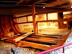 続いて訪れたのは、Bryggens Museum(ブリッゲン博物館)。

ここは、世界遺産ブリッゲンのすぐ隣にある小さな博物館で、ヴァイキング時代の船の展示や、実際の住居跡がそのままの大きさで展示してある。(写真はヴァイキング船)

