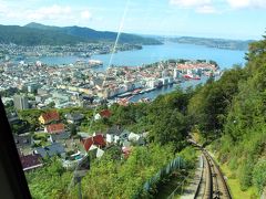 麻薬教会の中で、思いがけない結婚式のリハを見学した後は、ベルゲンの背後にそびえるFloyen(フロイエン山)へと向かう。
低い山なので、当初はハイキングしようかと思っていたけれど、この日のベルゲンは快晴で雲一つない天気。
街中を歩いていても汗ばむくらい。

今回は、ちょっと楽をしてケーブルカーで登ることにした。
今朝、インフォで入手したベルゲン・カードが、ここでも大活躍。
往復のケーブルカー代金が、片道分でOKという割引を利用。

このケーブルカーは秒速4mのスピードで、山を登って行く。
ケーブルカーが緑の森を抜けると、目の前には、フィヨルドの海とベルゲンの街並みが広がる。