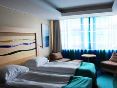 車に荷物を積み直し、正しいホテルRadisson Blu Hotel Norge, Bergenへと向かう。
なんと、このホテルは昨晩のホテルの斜め向かいで、歩いて3分の距離。
もっと早く気が付いていればよかった。

このホテルはベッドの幅も日本と同じくらいで快適。
☆☆☆☆トリプル利用で、25958円。+地下駐車場代：240NOK(4320円)
ノルウェーの4☆の割に安いのは、Expediaの早期予約割引(キャンセル不可)で購入したから。