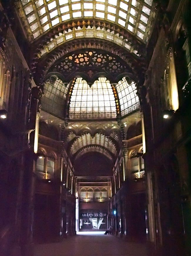 出入口の方を振り返って見てますが、出入口のあたりに、見張りみたいなおじさんがヒマそうに座っています。<br /><br />時々、このパッサージュの中へ入ってくる見物客がいますが（わが家もそうですが）、不審な人などが居つかないように見張っているのかな・・・。