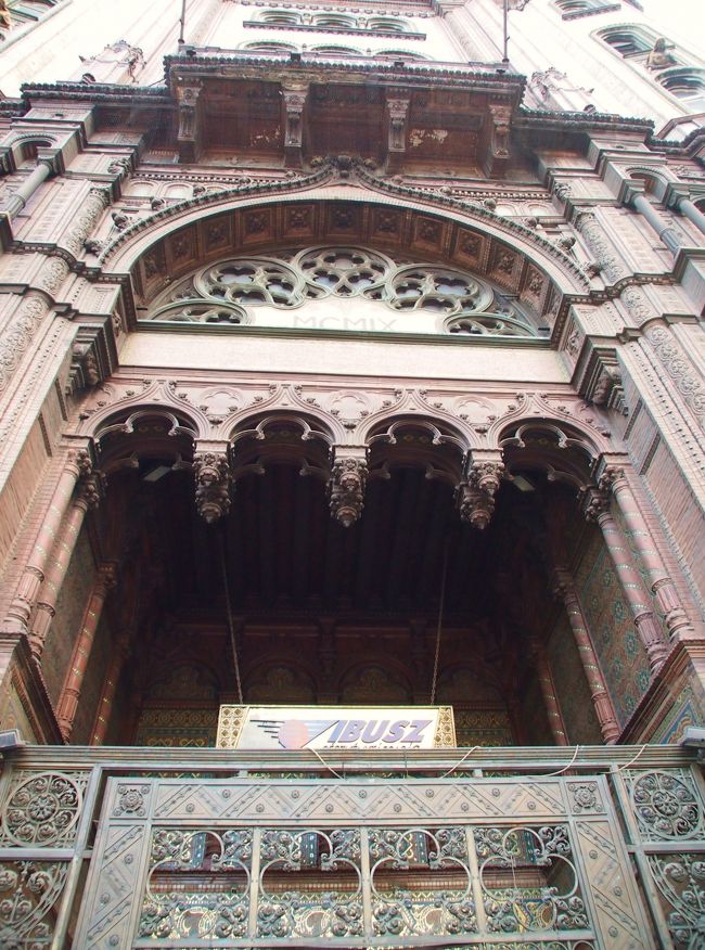 パッサージュもすばらしかったけれど、建物自体も、凝った装飾がなかなかのものですね。<br /><br />旧ベルバローシュ貯蓄銀行の社屋だそうです。