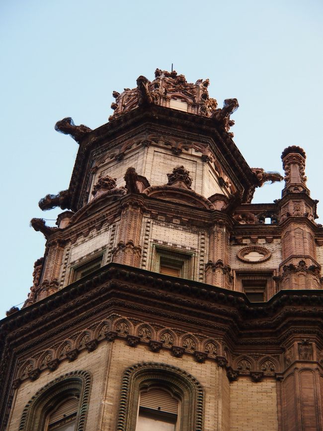 塔の装飾がまたゴテゴテだね〜〜。