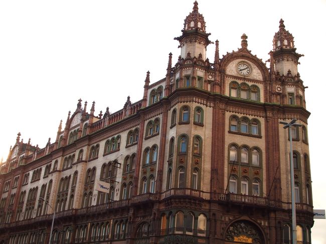 １８時半になりました〜。<br /><br />夜景クルーズは２０：１５発ですが、余裕をもって着きたいし、万が一迷うといけない（ありがち・・・）ので、そろそろ発着所のあるヴィガドー広場の方へ向かいつつ・・・。<br /><br />クルーズ前に何か食べといたほうがいいかなぁ・・・。でもあんまりお腹すかないし・・・。<br /><br />