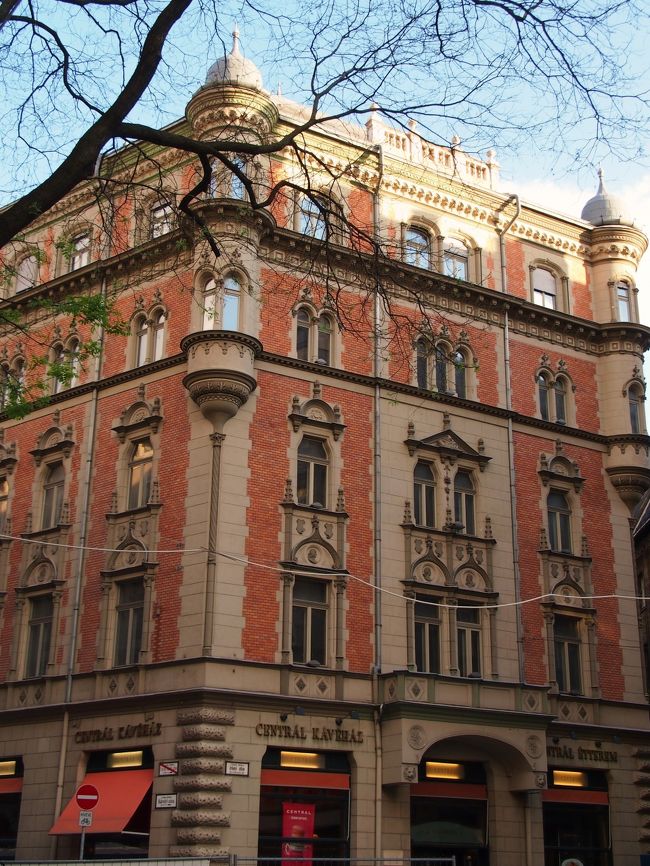 レストランなんかに入っちゃうと、お料理が出てくるまでに時間がかかったりして、間に合わなくなるとまずいので、軽く何か食べようか・・・どうしようか・・・と思いながらウロウロするが・・・適当なお店もなく・・・。