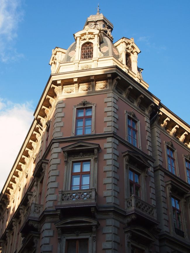 陽射しのコントラストが強いのでキレイに色が出てませんが、ピンク色のかわいらしい建物。<br /><br />あ〜、いつの間にか晴れてきた・・・。<br /><br />さきほどまでは、傘をさすことはないけれど、パラパラと雨が降ってきたりして、変なお天気だったけど・・・。