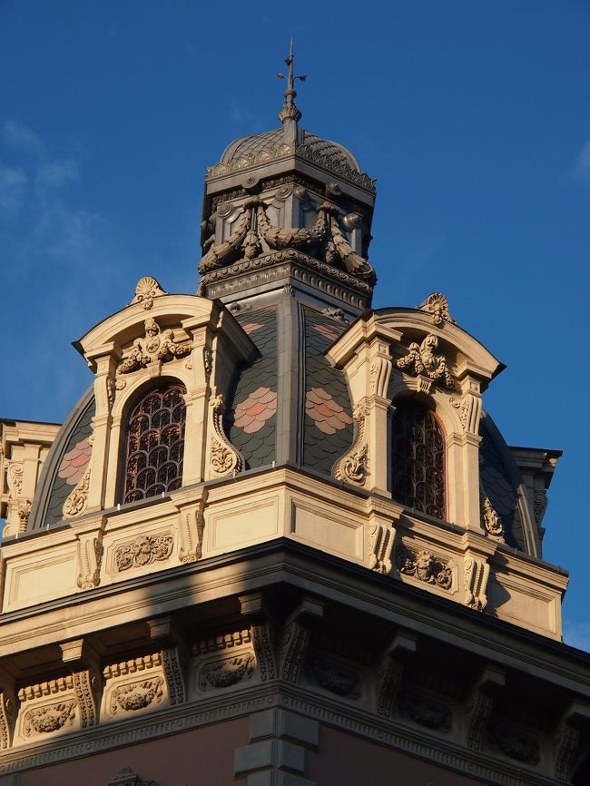 このピンクの建物の塔のタイル屋根もかわいいですね。