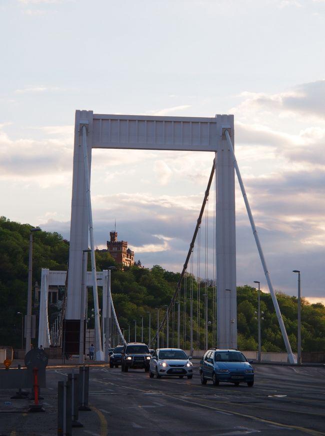 エルジェーベト橋。<br /><br />