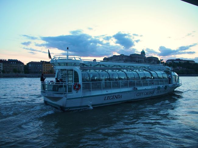 わが家が乗るクルーズは、Ｌｅｇｅｎｄａ社の船です。<br /><br />ネット予約して支払い済みですが、Dock７の受付で、チケットに引き換えてもらいます。<br /><br />早めに着いたので、１９時半発のクルーズにも乗れますよ〜と言われましたが、わざわざ日没の時間を調べて、２０：１５にしてあるので、待つことにしました。<br /><br />１９時半のクルーズ船、だいぶ時間遅れて出発してました！<br /><br />自分が船に乗っちゃうと、船を見ることはできないので、写しておこ〜うっと。こんな感じのクルーズ船です。