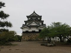 こちらが日本で4つしかない国宝天守である彦根城天守閣です！