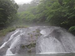 釜淵の滝です。

丸く柔らかな、ホッとするような滝です。

丸く膨らんだ岩床の表面を、

滑るように流れ落ちる、

美しい姿に、うっとりです〜

