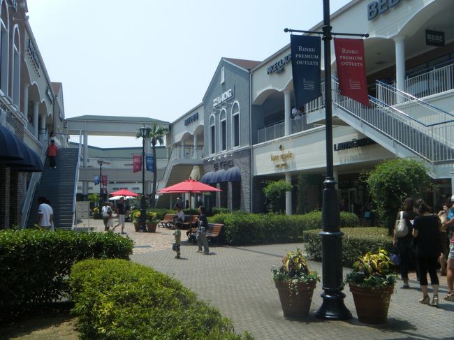 そんなこんなで、アウトレットに到着です。<br /><br />ものすごい人！<br />近づくにつれ、道路も渋滞していて<br />どうなることかと思いましたが、無事入場。<br /><br />私達、国内のアウトレット初体験でした。<br />人の多さと、広さに圧倒されましたが<br />大興奮で、大満喫。<br /><br />この後、私はアウトレットのトリコになるのでした。<br />今度は、どこのアウトレットに行こうかな♪