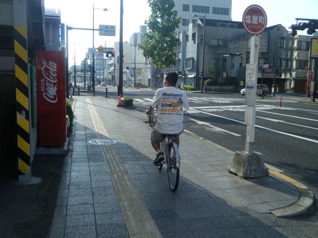 翌朝、昨夜のアルコールが若干残る中、<br />ホテルで予約しておいた、レンタサイクルで<br />うどんを食べに。