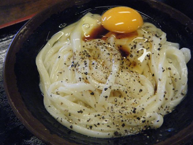 「うどんバカ一代」の釜玉バター。<br /><br />うどん好きの私達、やく一年ぶりのさぬきうどんに<br />ホッと、舌鼓。<br />やっぱり、うまい！<br /><br />わたしは、すかさずかけうどんをおかわり。<br />