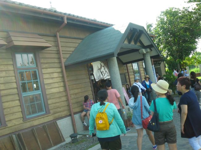 訪れるお客さんは多い。<br /><br />写真撮ってる人も多い。<br /><br />有名観光地なのか？