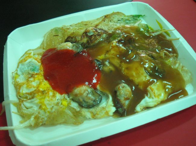 [虫可]仔煎　６０元。<br /><br />台湾ではおなじみの「オアチェン」。<br /><br />ここ安平古堡でも名物だとか。<br /><br />台北のと比べると、台南のはお好み焼きに近いかも。