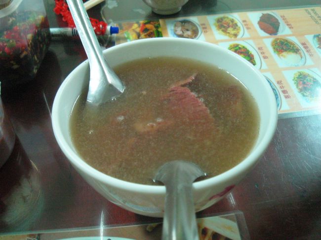 招牌牛肉湯（小）　１００元。