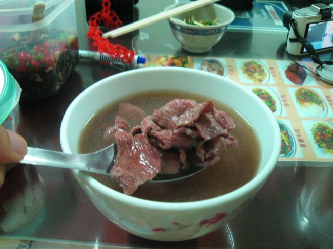 新鮮なお肉が、こんなにたくさん。<br /><br />牛肉湯はスープがうまい！